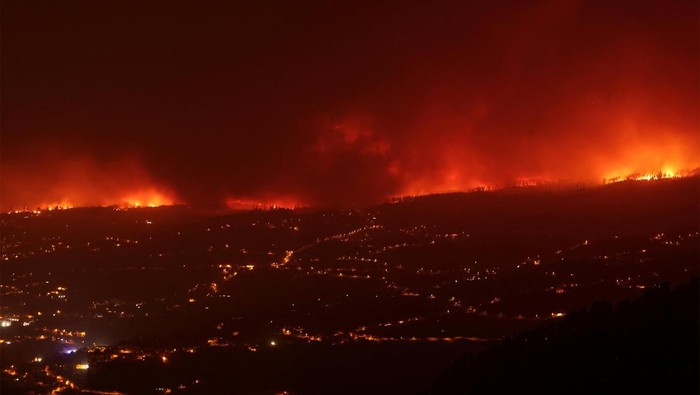 Kebakaran yang melanda hutan di Pulau Tenerife, Spanyol, belum juga padam, Minggu (20/8/2023). Ini penampakan kobaran apinya.