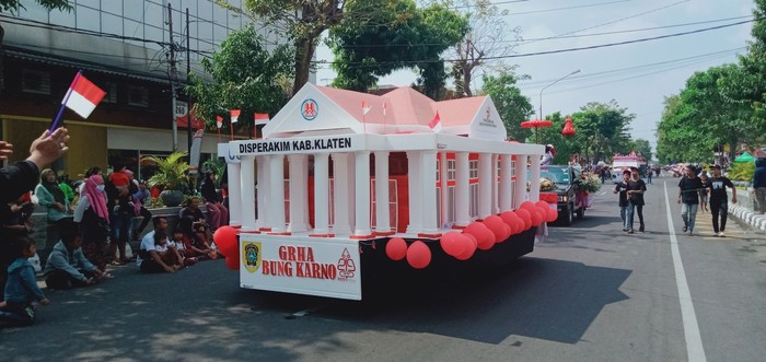 Ikon pembangunan Klaten ikut karnaval pembangunan 2023.