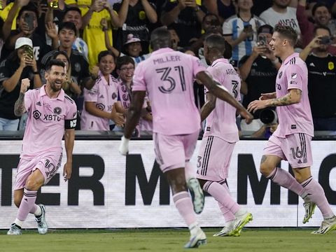 Inter Miami forward Lionel Messi (10) celebrates his goal against Nashville SC with teammates during the first half of the Leagues Cup championship soccer match Saturday, Aug. 19, 2023, in Nashville, Tenn. (AP Photo/George Walker IV)