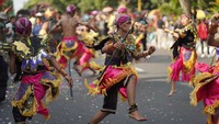 Kesenian jathilan, tari Tumpeng Rombyong, tari Gedruk, seni reog, hingga kesenian barongsai dan liong serta tari kreasi turut ditampilkan dalam karnaval tersebut. Foto: dok. Diskominfo Pemkab Klaten
