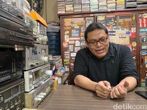 Perjuangan Vickry Jualan Kaset Pita: Berawal Lapak Koran, Kini Jadi Toko