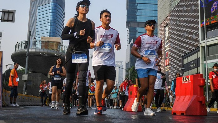 Sejumlah peserta berlari dalam jakarta Half Marathon 2023 di Jalan MH Thamrin, Jakarta, Minggu (20/8/2023). Ajang yang digelar untuk memperingati HUT ke-78 Kemerdekaan Republik Indonesia tersebut diikuti sekitar 9.700 peserta dengan mempertandingkan tiga kategori, antara lain 21 kilometer, 10 kilometer, dan 5 kilometer. ANTARA FOTO/Aditya Pradana Putra/aww.