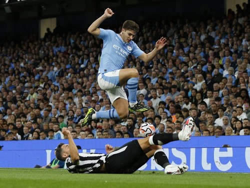 Soccer Football - Premier League - Manchester City v Newcastle United - Etihad Stadium, Manchester, Britain - August 19, 2023 Manchester Citys Julian Alvarez in action with Newcastle Uniteds Fabian Schar Action Images via Reuters/Ed Sykes EDITORIAL USE ONLY. No use with unauthorized audio, video, data, fixture lists, club/league logos or live services. Online in-match use limited to 75 images, no video emulation. No use in betting, games or single club /league/player publications.  Please contact your account representative for further details.