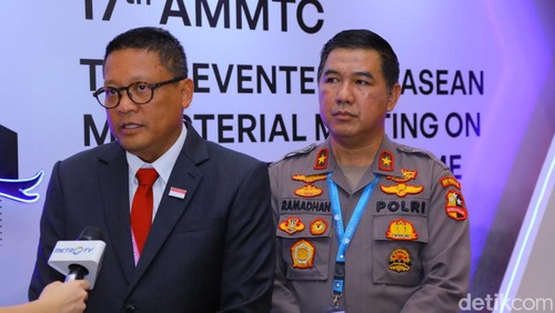 Kadiv Hubinter Polri Irjen Khrisna Murti (kiri) didampingi Karo Penmas Divhumas Polri Brigjen Ahmad Ramadhan memberi keterangan tentang usulan Labuan Bajo Declaration dalam AMMTC ke-17 di Labuan Bajo, Minggu (20/8/2023).