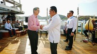 Kapolri Jenderal Listyo Sigit Prabowo menyambut para delegasi dengan menikmati keindahan bahari Labuan Bajo menggunakan kapal phinisi (dok Ist)