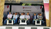Penyambutan digelar di halaman Hotel Meruorah. Taruna-taruni Akpol dan warga NTT yang beraksi sebagai tanda penyambutan kedatangan. (dok Ist)