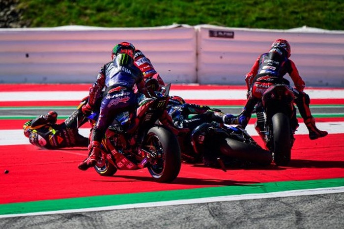 (From L) Mooney VR46 Racing Team Italian rider Marco Bezzecchi, Monster Energy Yamaha MotoGP French rider Fabio Quartararo, Ducati Lenovo Team Italian rider Enea Bastianini, CryptoDATA RNF MotoGP Team Portuguese rider Miguel Oliveira and Aprilia Racing Spanish rider Maverick Vinales crash at the start of the sprint race at the Red Bull Ring race track in Spielberg, Austria on August 18, 2023, ahead of the MotoGP Austrian Grand Prix. (Photo by Jure Makovec / AFP)