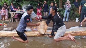 Keseruan Warga Ciumbuleuit Bandung Adu Bantal
