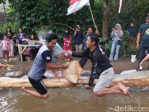 Keseruan Warga Ciumbuleuit Bandung Adu Bantal