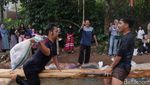 Keseruan Warga Ciumbuleuit Bandung Adu Bantal