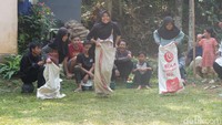 Perayaan diawali dengan berbagai lomba untuk kalangan anak-anak. Salah satunya lomba balap karung yang mengundang decak tawa. 