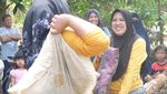 Keseruan Warga Ciumbuleuit Bandung Adu Bantal