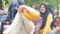 Gelak tawa seketika mewarnai lomba itu saat dimulai. Kalangan ibu-ibu pun tidak ingin kalah dengan bapak-bapak untuk mengejar gengsi juara. 