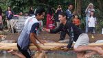 Keseruan Warga Ciumbuleuit Bandung Adu Bantal