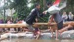 Keseruan Warga Ciumbuleuit Bandung Adu Bantal