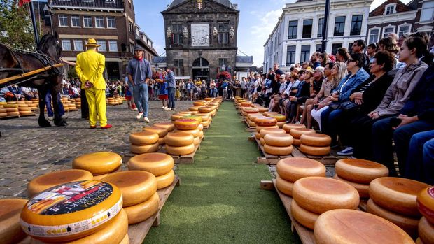 Keju Gouda tercatat sebagai salah satu keju tertua yang masih terus dibuat. Keju Gouda pertama kali disebut pada tahun 1184. (AP Photo/Michael Probst)