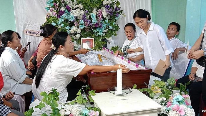 Keluarga menggelar prosesi pemakaman Advent Telaumbanua