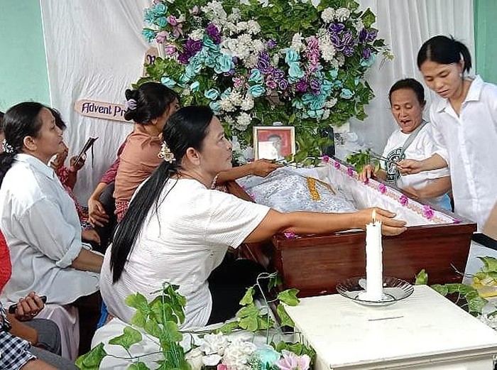 Keluarga menggelar prosesi pemakaman Advent Telaumbanua