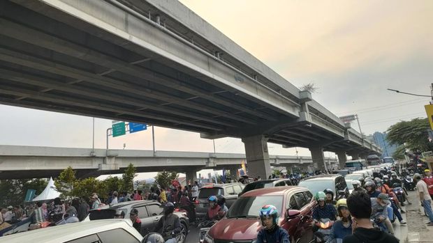Kemacetan di Jalan Raya Kalimalang imbas lomba panjat pinang di aliran sungai Kalimalang
