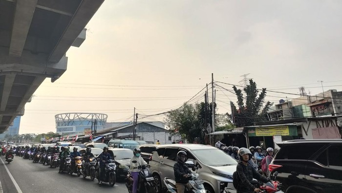 Kemacetan di Jalan Raya Kalimalang imbas lomba panjat pinang di aliran sungai Kalimalang