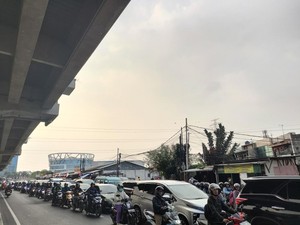 Ada Lomba Panjat Pinang, Jalan Raya Kalimalang Jaktim Macet Kedua Arah