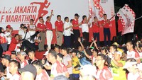 Rachmat Hidayat, Government and External Scientific Affairs Director Danone Indonesia mendampingi Heru Budi Hartono selaku Pejabat (Pj) Gubernur DKI bersama  Menteri Perhubungan, Budi Karya Sumadi serta sejumlah anggota komite melakukan flag-off di Jakarta Half Marathon 2023, di Plaza Tenggara Monas, Minggu (20/8/2023). 