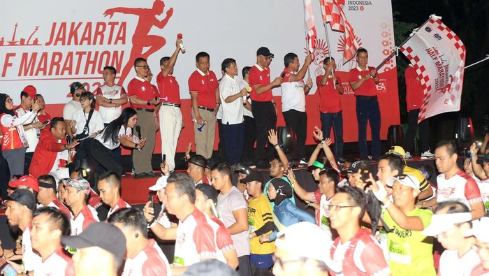 Kemeriahan Jakarta Half Marathon 2023 Rachmat Hidayat, Government and External Scientific Affairs Director Danone Indonesia mendampingi Heru Budi Hartono selaku Pejabat (Pj) Gubernur DKI bersama Menteri Perhubungan, Budi Karya Sumadi serta sejumlah anggota komite melakukan flag-off di Jakarta Half Marathon 2023, di Plaza Tenggara Monas, Minggu (20/8/2023).