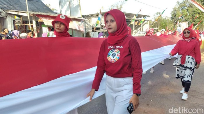 Kirab bendera dan umbul umbul merah putih sepanjang 78 meter