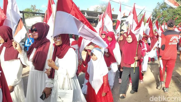 Kirab bendera dan umbul umbul merah putih sepanjang 78 meter