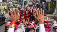 Warga mengikuti kirab dengan mengenakan beragam kostum. 
