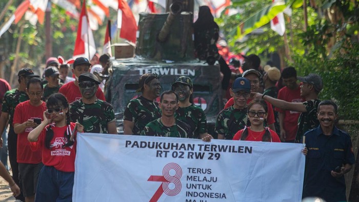 Sejumlah warga padukuhan Terwilen mengikuti kirab memperingati HUT ke-78 Kemerdekaan RI bertajuk di Terwilen, Margodadi, Seyegan, Sleman, D.I Yogyakarta, Minggu (20/8/2023). Acara yang diikuti oleh ribuan warga itu menjadi media untuk memperkuat jiwa nasionalisme serta menyemarakkan HUT ke-78 Kemerdekaan RI. ANTARA FOTO/Andreas Fitri Atmoko/aww.