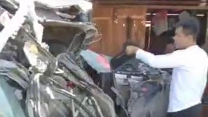 Kondisi minibus yang ditabrak truk di Konawe, Sultra.
