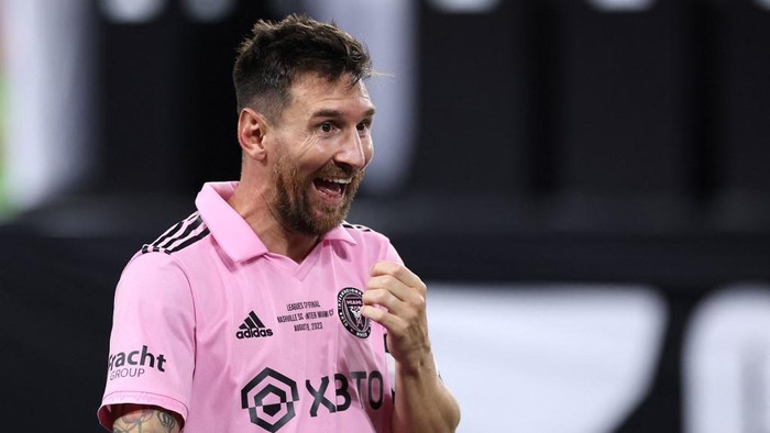 NASHVILLE, TENNESSEE - AUGUST 19: Lionel Messi #10 of Inter Miami celebrates after defeating the Nashville SC to win the Leagues Cup 2023 final match between Inter Miami CF and Nashville SC at GEODIS Park on August 19, 2023 in Nashville, Tennessee.   Tim Nwachukwu/Getty Images/AFP (Photo by Tim Nwachukwu / GETTY IMAGES NORTH AMERICA / Getty Images via AFP)