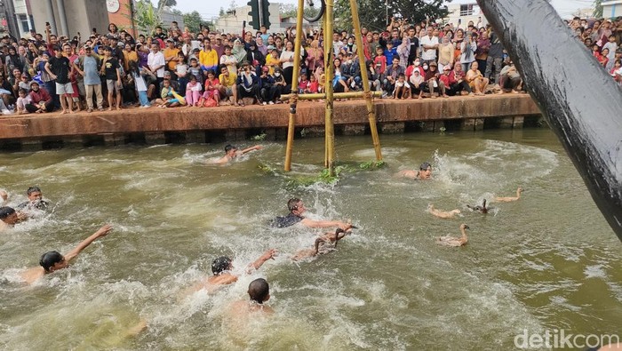 Lomba tangkap bebek di Cipinang Melayu, Jakarta Timur. (Dwi Rahmawati/detikcom)