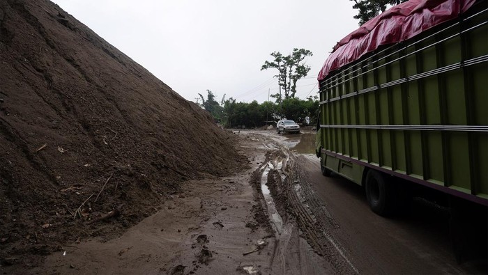 Pengendara melintas di ruas Kebun Kopi Jalan Trans Sulawesi yang terdampak longsor di Kabupaten Donggala, Sulawesi Tengah, Minggu (20/8/2023). Longsor yang disebabkan hujan deras pada Sabtu (19/8) itu membuat arus lalu lintas terhambat dan terpaksa dilakukan mekanisme buka-tutup jalan. ANTARA FOTO/Basri Marzuki/aww.