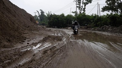Hujan Deras Picu Longsor di Jalan Trans Sulawesi