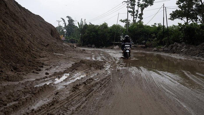 Pengendara melintas di ruas Kebun Kopi Jalan Trans Sulawesi yang terdampak longsor di Kabupaten Donggala, Sulawesi Tengah, Minggu (20/8/2023). Longsor yang disebabkan hujan deras pada Sabtu (19/8) itu membuat arus lalu lintas terhambat dan terpaksa dilakukan mekanisme buka-tutup jalan. ANTARA FOTO/Basri Marzuki/aww.