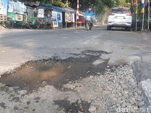 Hati-hati Ada Lubang Menganga di Jalan Gudang Selatan