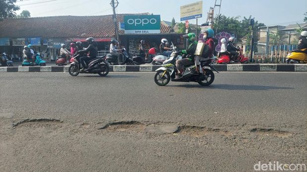 Lubang menganga di Jalan Gudang Selatan, Kota Bandung