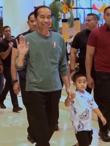 Lucunya Tingkah 'Ketua' Nahyan Ditemani Jokowi Main Tembak-tembakan di Mall (Screenshot Instagram Bobby Nasution)