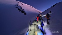 Kondisi bersalju pada malam hari di Gunung Elbrus, Rusia.