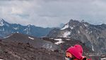 Wanita Ini Mengibarkan Bendera Indonesia di Gunung Tertinggi Eropa