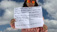 Amalia Raras berhasil mendaki Gunung Elbrus di Rusia.