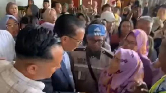 Mantan Gubernur Sulsel Nurdin Abdullah disambut warga di Bandara Sultan Hasanuddin Makassar.