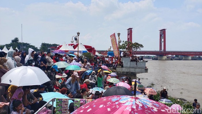 Masyarakata Palembang padati BKB nonton Perahu Bidar (Welly Jasrial Tanjung/detikSumbagsel)