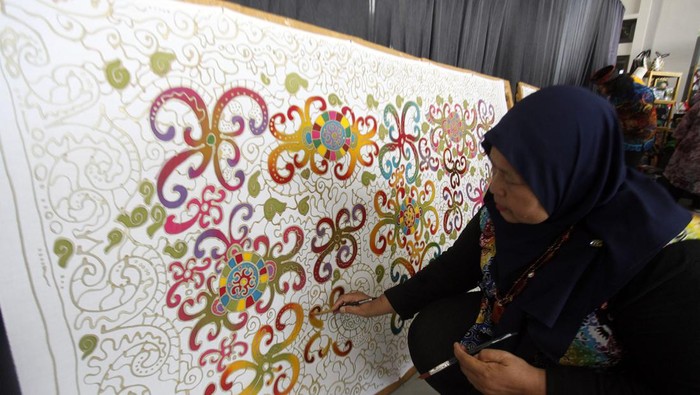 Pengunjung menghadiri pameran UMKM Gerakan Nasional (Gernas) Bangga Buatan Indonesia (BBI) dan Bangga Berwisata di Indonesia (BBWI) 2023 di Lanud Anang Busra, Tarakan, Kalimantan Utara, Minggu (20/8/2023). Menurut Menteri Koordinator Bidang Kemaritiman dan Investasi (Menko Marves) Luhut Binsar Pandjaitan sejak peluncuran Gernas BBI pada 2020 sebanyak 22,68 juta unit UMKM berhasil melakukan onboarding ke ekosistem digital per 
Juni 2023. ANTARA FOTO/Yulius Satria Wijaya/aww.