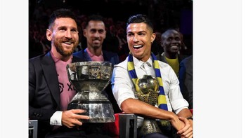Messi dan Ronaldo sama-sama GOAT. Mereka sejatinya mengangkat trofi karena clubnya berhasil menjuarai liga tahun ini. Foto: Twitter
