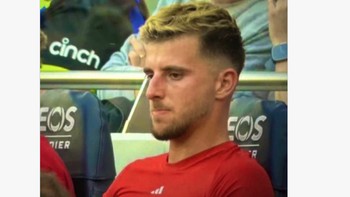 Ada yang murung di bangku cadangan. Foto: Twitter