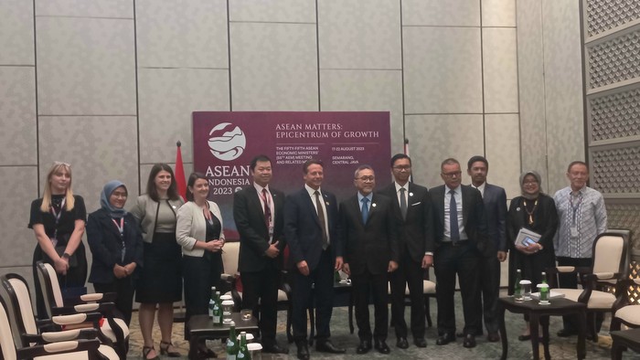 Menteri Perdagangan Zulkifli Hasan (Zulhas) melakukan pertemuan bilateral dengan Menteri Negara untuk Perdagangan Internasional Inggris, Nigel Huddleston MP. Pertemuan ini dilakukan di sela-sela rangkaian kegiatan ASEAN Economic Minister (AEM) ke-55, Minggu, (20/8)