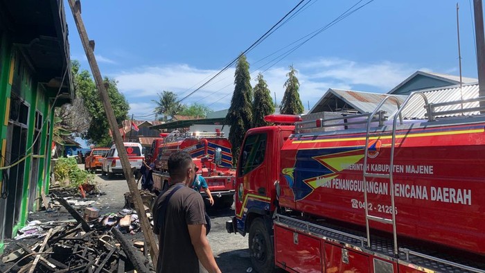Mobil Damkar Majene disandera warga gegara lambat ke lokasi kebakaran.